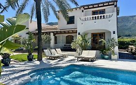 Superb Villa Stunning Gardens Pool y Jacuzzi by Villa Enri